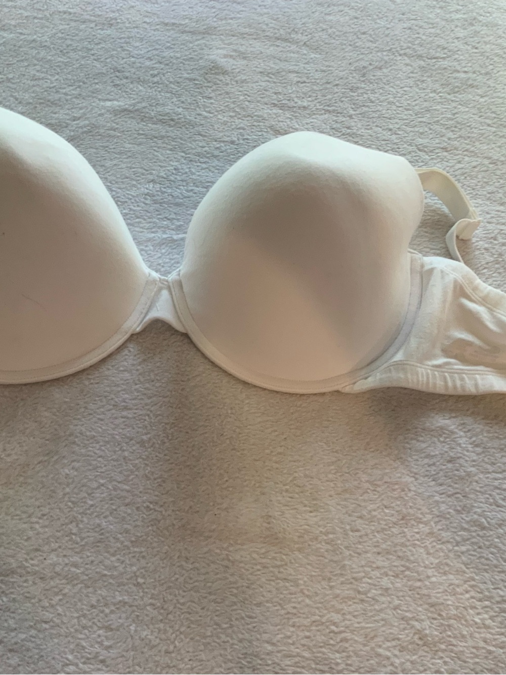 Women’s fruit of the loom underwire white bra. Size 40DDD.  SKU 3098